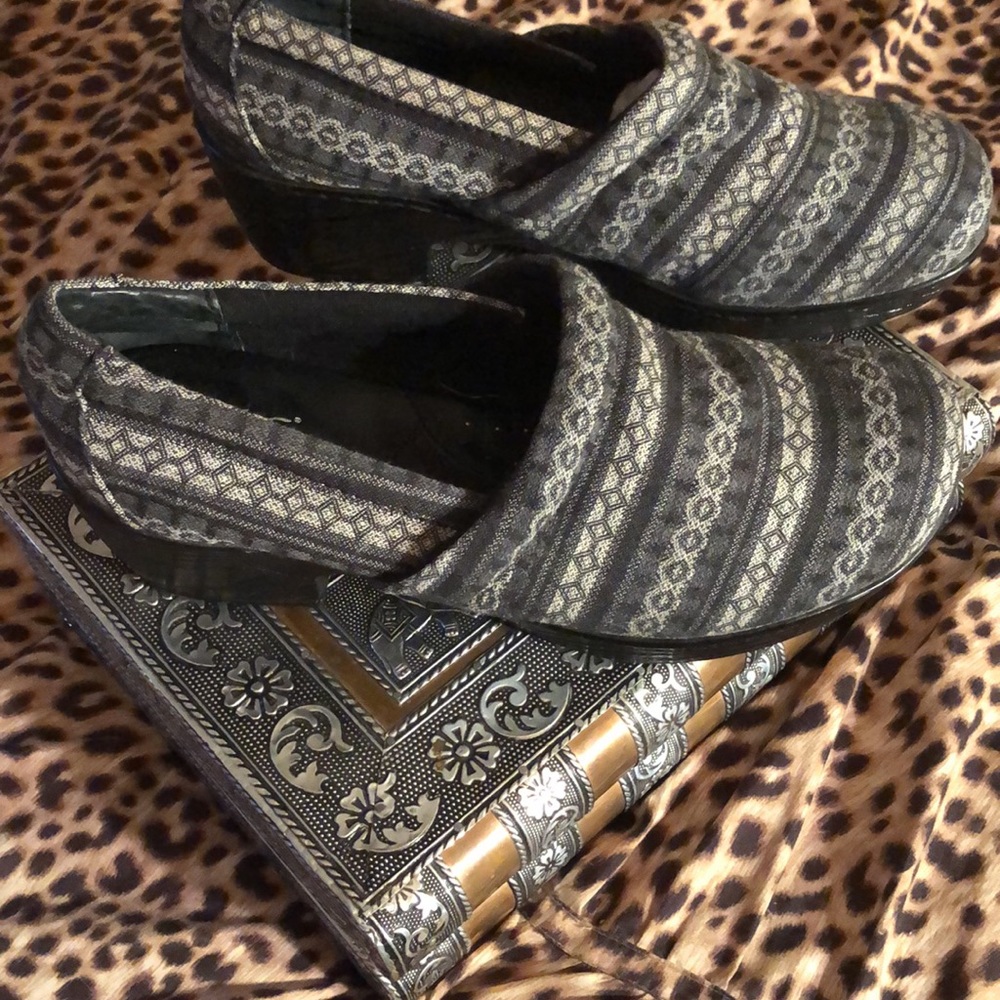 BOC Born Striped Pattern Fabric Clogs Mules Shoes - Picture 2 of 9